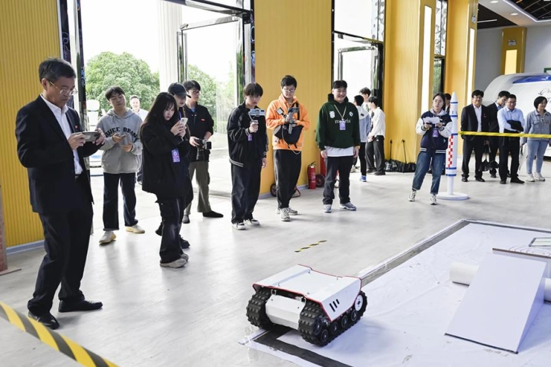 【潇湘晨报】无人机抓投、机械狗“跳舞”！湖南一高校举行科技展览会
