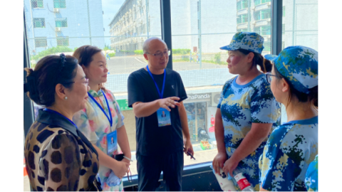 人文与艺术学院党政班子走访食堂慰问新生