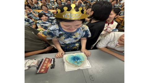 温情迷彩绿，别样生日暖人心————四营一连为军训新生举办集体生日会