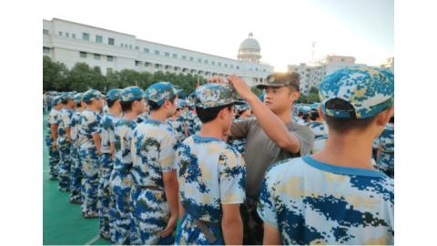 退役士兵助力新生军训：以担当续写军人本色，用行动诠释青春誓言