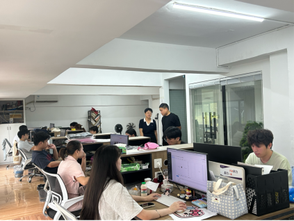 人文与艺术学院赴沛初服饰公司看望实习同学并洽谈校企合作