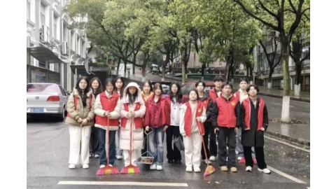 春风暖校园 志愿显担当——湖南交通工程学院电气与信息工程学院开展校园公共区域志愿清扫活动